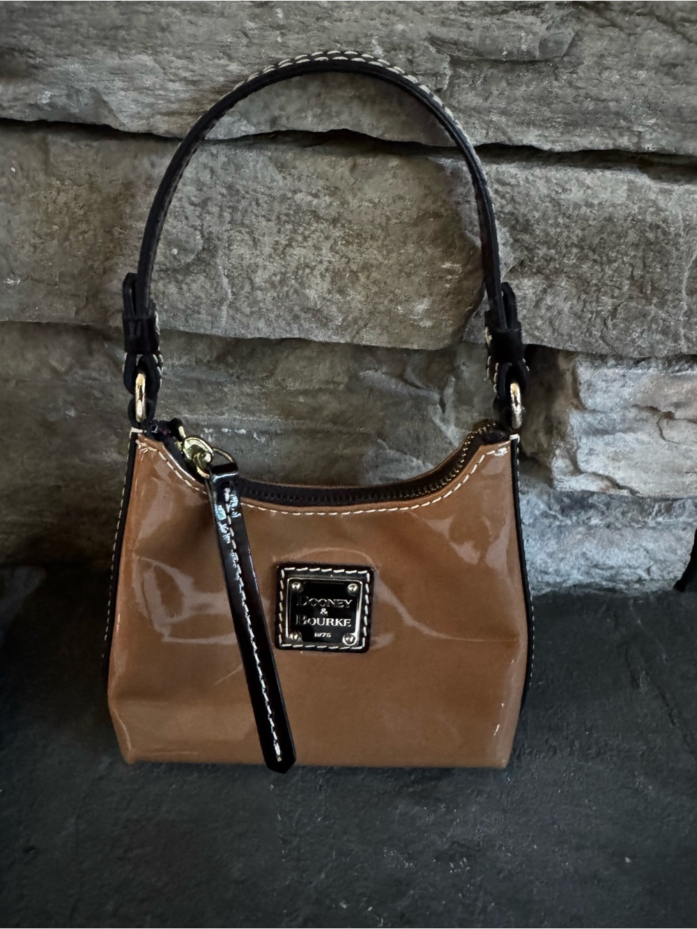 Vintage Dooney & Bourke Tan Patent Leather Mini Bitsy bag. Gold hardware. 6x5.